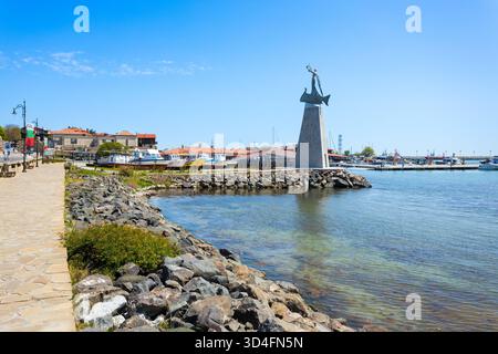 Nessebar, Bulgarien - 13. Mai 2023: Statue des Heiligen Nikolaus in Nessebar. Nesebar ist eine antike Stadt und ein Badeort in der Nähe von Burgas City an der Black S Stockfoto