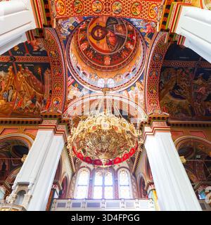 Heraklion, Griechenland - 13. Oktober 2021: Das Innere der Kathedrale Agios Minas ist eine griechisch-orthodoxe Kirche in Heraklion auf Kreta, Griechenland Stockfoto