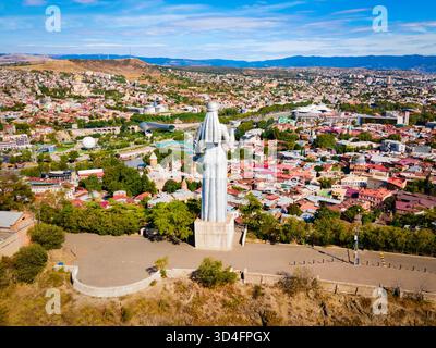 Tiflis, Georgien - 04. September 2021: Kartlis Deda oder das Denkmal der Mutter Georgiens, Luftpanorama in der Altstadt von Tiflis. Tiflis ist die Hauptstadt und Stockfoto