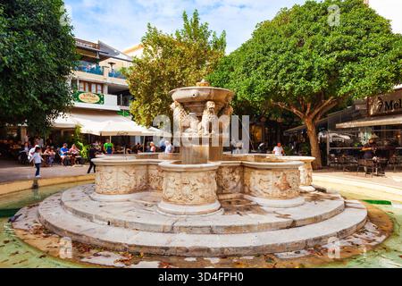 Heraklion, Griechenland - 13. Oktober 2021: Morosini-Brunnen am Löwenplatz im Stadtzentrum von Heraklion auf Kreta in Griechenland Stockfoto