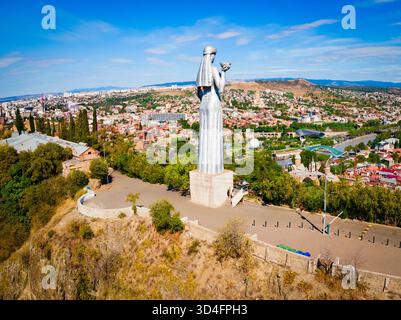 Tiflis, Georgien - 04. September 2021: Kartlis Deda oder das Denkmal der Mutter Georgiens, Luftpanorama in der Altstadt von Tiflis. Tiflis ist die Hauptstadt und Stockfoto