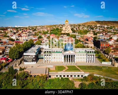 Tiflis, Georgien - 04. September 2021: Zeremonieller Palast von Georgien oder Präsidentenverwaltung Luftpanorama in Tiflis Stadt. Tiflis ist t Stockfoto