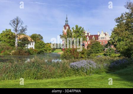 Neues und altes Schloss Muskau, Muskauer Park, UNESCO-Weltkulturerbe, Bad Muskau, Oberlausitz, Sachsen, Deutschland Stockfoto