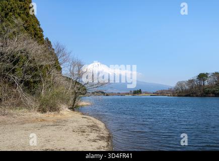 Blick auf den Vulkan Fuji und den Tanuki-See am See, Fujinomiya, Shizuoka, Japan Stockfoto