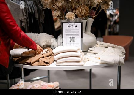 Frankreich. November 2025. Am 5. November 2025 wird die Shein-Filiale im BHV Paris eröffnet. Auf der Vorderseite des BHV war ein riesiges Poster mit einem Foto von Frederic Merlin, Präsident der Societe des Grands Magasins und Direktor der BHV, und Donald Tang, Executive Chairman der Shein-Gruppe. (Foto: Lionel Urman/SIPA USA) Credit: SIPA USA/Alamy Live News Stockfoto