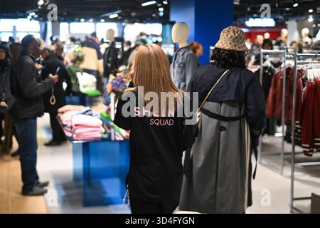 Frankreich. November 2025. Am 5. November 2025 wird die Shein-Filiale im BHV Paris eröffnet. Auf der Vorderseite des BHV war ein riesiges Poster mit einem Foto von Frederic Merlin, Präsident der Societe des Grands Magasins und Direktor der BHV, und Donald Tang, Executive Chairman der Shein-Gruppe. (Foto: Lionel Urman/SIPA USA) Credit: SIPA USA/Alamy Live News Stockfoto