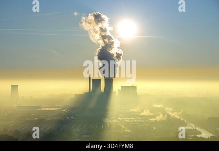 Luftaufnahme, RWE Kohlekraftwerk Westfalen, Morgeneindruck, im Vergleich zum blauen Himmel und Kraftwerksrauch, Kühlturm, Hamm, Ruhrgebiet Stockfoto