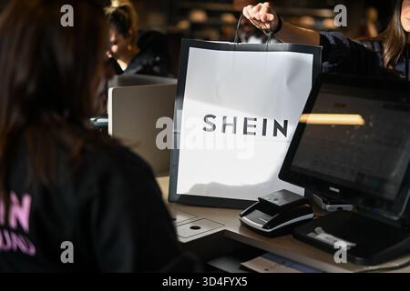 Frankreich. November 2025. Am 5. November 2025 wird die Shein-Filiale im BHV Paris eröffnet. Auf der Vorderseite des BHV war ein riesiges Poster mit einem Foto von Frederic Merlin, Präsident der Societe des Grands Magasins und Direktor der BHV, und Donald Tang, Executive Chairman der Shein-Gruppe. (Foto: Lionel Urman/SIPA USA) Credit: SIPA USA/Alamy Live News Stockfoto