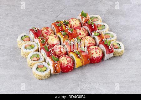 Essen, buntes kalifornisches Sushi-Set mit Lachs-Avocadorollen Thunfisch-Mango-Frischkäse-Beilagen und Sesamkruste, garniert mit Mikrogrün und Stockfoto