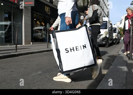 Frankreich. November 2025. Am 5. November 2025 wird die Shein-Filiale im BHV Paris eröffnet. Auf der Vorderseite des BHV war ein riesiges Poster mit einem Foto von Frederic Merlin, Präsident der Societe des Grands Magasins und Direktor der BHV, und Donald Tang, Executive Chairman der Shein-Gruppe. (Foto: Lionel Urman/SIPA USA) Credit: SIPA USA/Alamy Live News Stockfoto