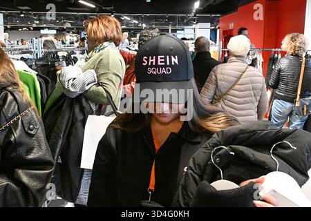 Frankreich. November 2025. Am 5. November 2025 wird die Shein-Filiale im BHV Paris eröffnet. Auf der Vorderseite des BHV war ein riesiges Poster mit einem Foto von Frederic Merlin, Präsident der Societe des Grands Magasins und Direktor der BHV, und Donald Tang, Executive Chairman der Shein-Gruppe. (Foto: Lionel Urman/SIPA USA) Credit: SIPA USA/Alamy Live News Stockfoto
