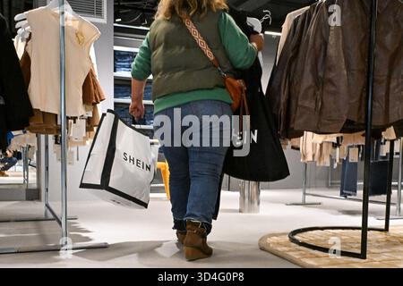 Frankreich. November 2025. Am 5. November 2025 wird die Shein-Filiale im BHV Paris eröffnet. Auf der Vorderseite des BHV war ein riesiges Poster mit einem Foto von Frederic Merlin, Präsident der Societe des Grands Magasins und Direktor der BHV, und Donald Tang, Executive Chairman der Shein-Gruppe. (Foto: Lionel Urman/SIPA USA) Credit: SIPA USA/Alamy Live News Stockfoto