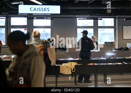 Frankreich. November 2025. Am 5. November 2025 wird die Shein-Filiale im BHV Paris eröffnet. Auf der Vorderseite des BHV war ein riesiges Poster mit einem Foto von Frederic Merlin, Präsident der Societe des Grands Magasins und Direktor der BHV, und Donald Tang, Executive Chairman der Shein-Gruppe. (Foto: Lionel Urman/SIPA USA) Credit: SIPA USA/Alamy Live News Stockfoto