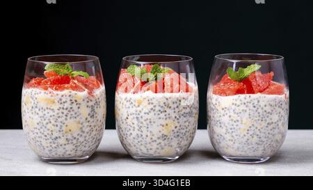 Essen, Chia Pudding im Glas mit Grapefruit und Banane. Gesundes veganes Dessert Stockfoto