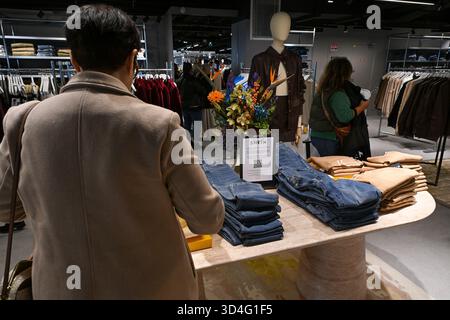 Frankreich. November 2025. Am 5. November 2025 wird die Shein-Filiale im BHV Paris eröffnet. Auf der Vorderseite des BHV war ein riesiges Poster mit einem Foto von Frederic Merlin, Präsident der Societe des Grands Magasins und Direktor der BHV, und Donald Tang, Executive Chairman der Shein-Gruppe. (Foto: Lionel Urman/SIPA USA) Credit: SIPA USA/Alamy Live News Stockfoto