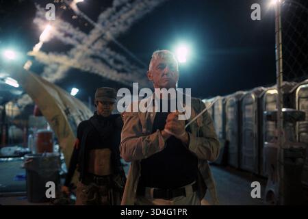 One Battle After Another ist ein US-amerikanischer Actionthriller aus dem Jahr 2025, der von Paul Thomas Anderson koproduziert, geschrieben und inszeniert wurde und der sich an den Roman Vineland von Thomas Pynchon aus dem Jahr 1990 orientiert. Die Hauptrollen sind Leonardo DiCaprio, Sean Penn, Benicio del Toro, Regina Hall, Teyana Taylor, und Chase Infiniti, und folgt einem Ex-Revolutionär, der in seinen früheren kämpferischen Lebensstil zurückgezwungen wird, als er und seine Tochter von einem korrupten Militäroffizier verfolgt werden. Stockfoto