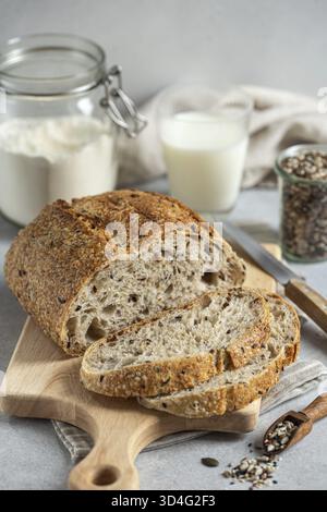 Essen, frisch gebackenes hausgemachtes Mehrkorn-Sauerteigbrot auf Holzschneidebrett Stockfoto