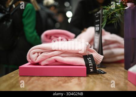 Frankreich. November 2025. Am 5. November 2025 wird die Shein-Filiale im BHV Paris eröffnet. Auf der Vorderseite des BHV war ein riesiges Poster mit einem Foto von Frederic Merlin, Präsident der Societe des Grands Magasins und Direktor der BHV, und Donald Tang, Executive Chairman der Shein-Gruppe. (Foto: Lionel Urman/SIPA USA) Credit: SIPA USA/Alamy Live News Stockfoto