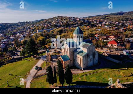Bagrati Kathedrale in Kutaisi, Luftaufnahme von der Drohne. Stockfoto