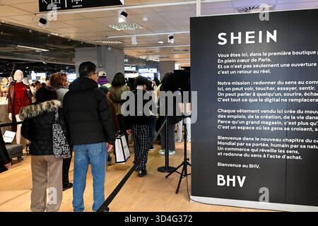 Frankreich. November 2025. Am 5. November 2025 wird die Shein-Filiale im BHV Paris eröffnet. Auf der Vorderseite des BHV war ein riesiges Poster mit einem Foto von Frederic Merlin, Präsident der Societe des Grands Magasins und Direktor der BHV, und Donald Tang, Executive Chairman der Shein-Gruppe. (Foto: Lionel Urman/SIPA USA) Credit: SIPA USA/Alamy Live News Stockfoto