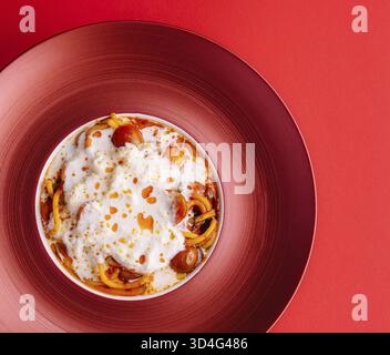Essen, italienische Spaghetti-Pasta mit gebackenen Kirschtomaten Stockfoto