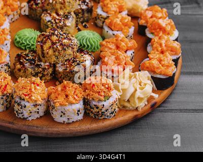 Essen, leckere, appetitliche Sushi-Brötchen auf Holzbrett Stockfoto