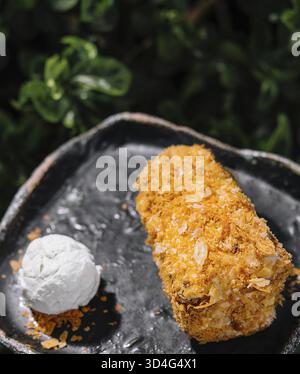 Essen, Blätterteigkuchen mit einer Schaufel Eis Stockfoto