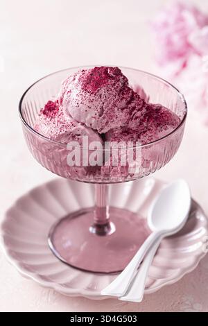 Essen, erfrischendes rosafarbenes Eis, selektiver Fokus, rosafarbener Backboden Stockfoto
