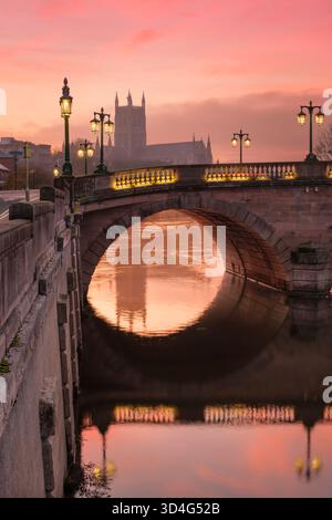 Worcester, Worcestershire - Worcester Bridge vor Sonnenaufgang an einem späten Herbstmorgen, überspannt den Fluss Severn, mit der mittelalterlichen Kathedrale in d Stockfoto