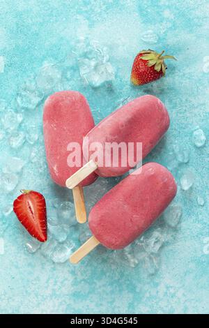 Essen, cremige Beeren, Eis-Dessert mit süßem und natürlichem Eis, Blick von oben, blauer Backplatz Stockfoto
