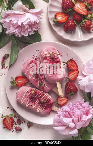Essen, erfrischende cremige Beeren, Eis-Dessert mit süßem und natürlichem Eis, Blick von oben, rosa Background Stockfoto