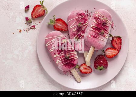 Essen, cremige Beeren, Eis-Dessert mit süßem und natürlichem Eis, Blick von oben, rosa Background Stockfoto
