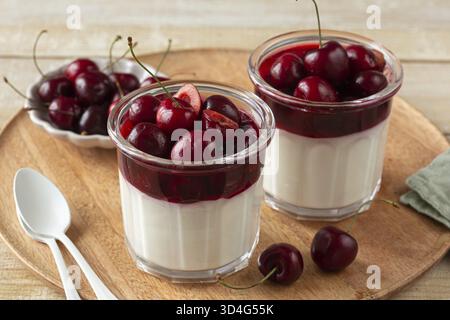 Essen, Süßes Kirschgelee Mousse Dessert im Glas, selektiver Fokus Stockfoto