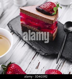 Essen, Schokolade mit Gelee Kuchen mit Erdbeere Stockfoto