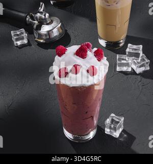 Essen, Himbeer- und Karamell-Cocktails auf Stone Table Stockfoto