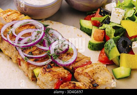 Essen, Hähnchenspieße mit griechischem Salat und cremigen, scharfen Saucen Stockfoto
