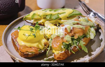 Essen, Toast und Croissant mit Lachs, pochiertem Ei und Avocado Stockfoto