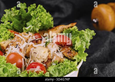 Essen, italienischer Caesar-Salat mit Huhn, Parmesan und Crackern Stockfoto