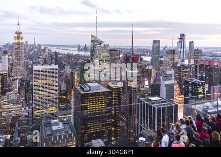 NEW YORK, USA - 17. Mai, 2019: Touristen Bilder von einem Dach auf Manhattan Wolkenkratzer Rockefeller Center Stockfoto