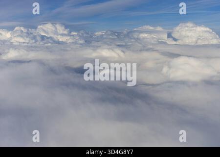 Anzeigen von Wolken aus dem Flugzeugfenster, einer Gruppe von Wolken im Himmel Stockfoto