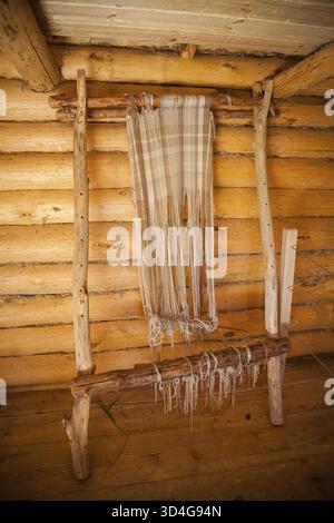 Der alte Webstuhl in einer Holzhütte Stockfoto