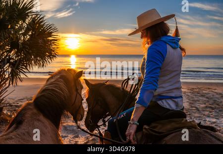 Reiten auf Marsh Tacky Horses auf Daufuskie Island. Stockfoto