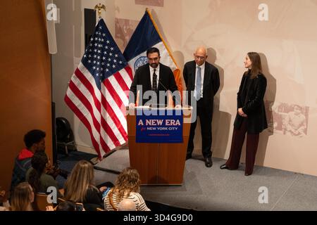 Manhattan, USA. November 2025. Zohran Mamdani, der gewählte Bürgermeister von New York City, gibt am Montag, den 10. November 2025, die Wahl für den Ersten stellvertretenden Bürgermeister Dean Fuleihan und den Stabschef Elle Bisgaard-Church in Manhattan bekannt. (Foto: Cristina Matuozzi/SIPA USA) Credit: SIPA USA/Alamy Live News Stockfoto