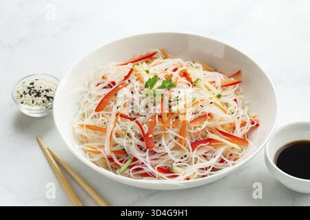 Essen, Funchoza Reisnudeln Salat mit Gemüse in weißer Schüssel Stockfoto