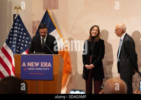 Manhattan, USA. November 2025. Zohran Mamdani, der gewählte Bürgermeister von New York City, gibt am Montag, den 10. November 2025, die Wahl für den Ersten stellvertretenden Bürgermeister Dean Fuleihan und den Stabschef Elle Bisgaard-Church in Manhattan bekannt. (Foto: Cristina Matuozzi/SIPA USA) Credit: SIPA USA/Alamy Live News Stockfoto