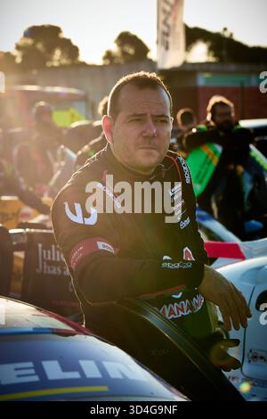 Mechaniker für Porsche 911 GT3 R (992) beim Michelin Le Mans Cup 2025 in Portimão, Portugal am 18. Oktober 2025. Stockfoto