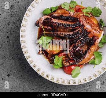 Essen, gegrillter Tintenfisch mit Gemüse von oben Stockfoto