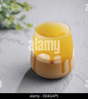 Essen, Großaufnahme von Iced Caramel Macchiato Stockfoto