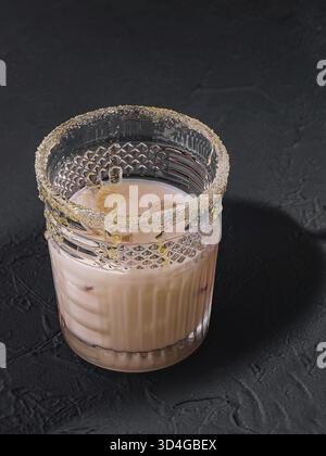 Essen, Eiskaffee mit Milch in einem Glas mit Blick von oben Stockfoto