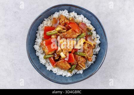 Essen, Reis mit süß-saurem Schweinefleisch mit Gemüse, Blick von oben Stockfoto